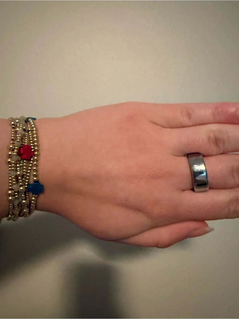 OURA RING SIZE 8 SILVER. ALSO COMES WITH COVERS TO MIX AND MATCH COLOR.